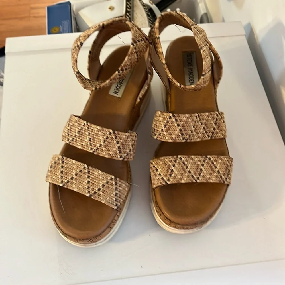 STEVE MADDEN PLATFORM SANDALS SIZE 7.5
